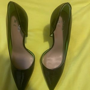 New black patent leather pump